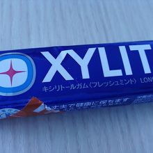 キシリトールガム、長い機内などで歯磨きをできない時に便利。