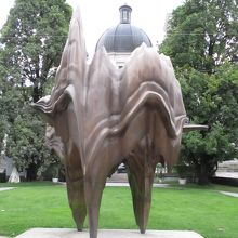 広場の中心にあるロータリー、モニュメントがありました