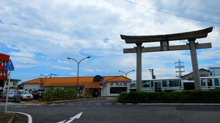 大きなホームと駅舎が残る関西本線の主要駅