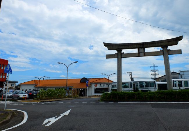 大きなホームと駅舎が残る関西本線の主要駅