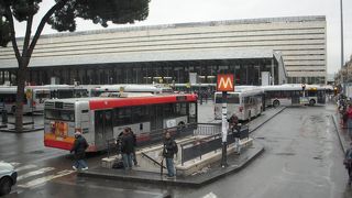 テルミニ駅は、駅近くに古代ローマ帝国のディオクレティアヌス浴場の遺跡があり、古代ローマの公衆浴場を意味するテルメを由来とする同じ名前の地名から名づけられたそうです。