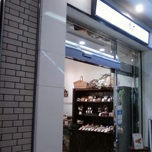 お店の入り口そばです。