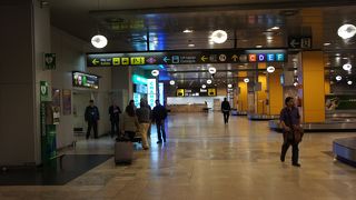 バラハス空港でコインロッカーを探す。