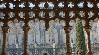 ジョアン一世の回廊や未完の礼拝堂が美しい修道院