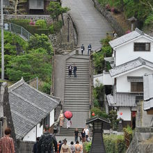 手前が酢屋、向こうが塩屋の坂だ