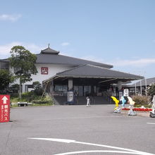 大きな駐車場と大きな建物