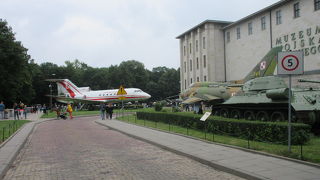外には飛行機などが展示されています
