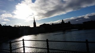 綺麗で、青い海とともに美しい街並みを見渡す