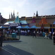 横にワイドな建物