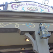 広いカウンターで購入ストレスが少ない