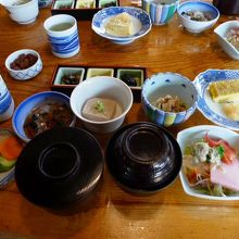 盛りだくさん朝食。やっぱり宿の朝食はこうでなくっちゃ！