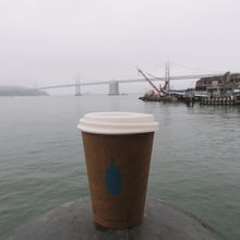 コーヒーと港側の席から見たベイブリッジ