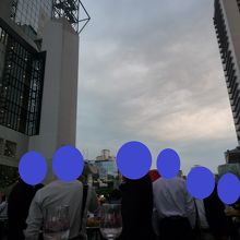 ビールを飲む人々