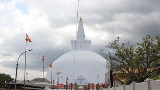 参道から眺めると、その大きさ、そして、美しさがより実感できます。