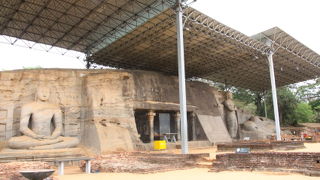 巨大な石の半分から彫り出したものです。