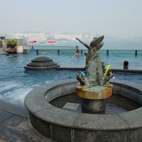 ヴィクトリア湾と空を眺めながら楽しめる屋上プール