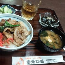 豚丼です。味噌汁も濃い目。