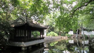 訪れる人も少なく、おちついて見学できる江南式の庭園です。