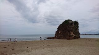 よく見ると波で岩が削られていました。