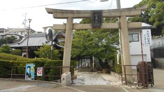 上の丸教会のすぐ先に鳥居があります