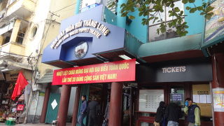 生演奏付き水上人形劇を、本場ハノイで