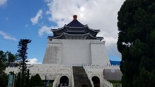 巨大な白亜の建物