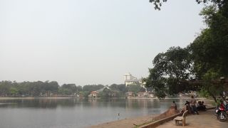 ニッコーホテルそば　木陰で涼をとれる静かな湖畔