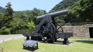 入ったらいきなり大砲が目に入る