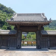 海側より。正面。