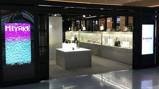 免税店やフードコートがあります