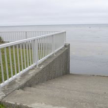 直ぐ隣に海に向かう階段があります