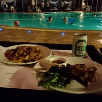 プールサイドで頼める食事も激安