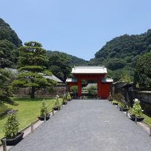 錫門へのアプローチ。