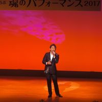 広島呉市出身の演歌歌手「谷龍介」さん、伸びのある歌声を披露