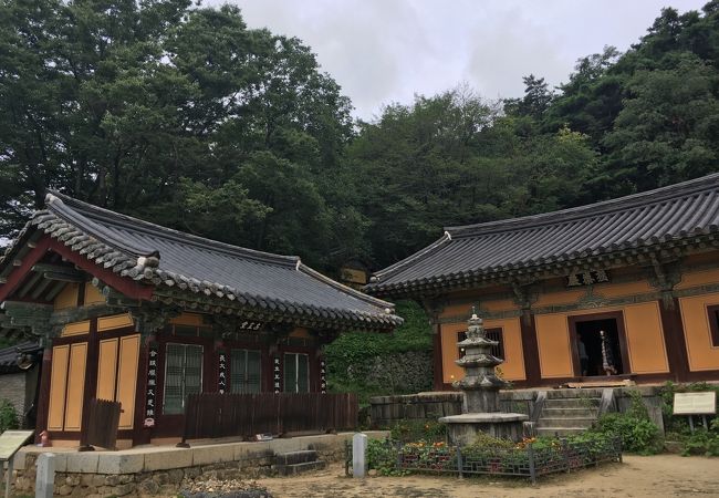 韓国最古　新羅時代の木造建築がある寺　鳳停寺