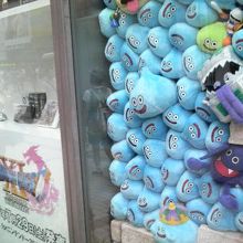 溢れんばかりのスライムなど楽しげなディスプレイも。