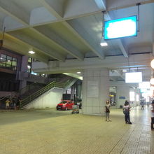 ターミナル前にシャトルが来ます