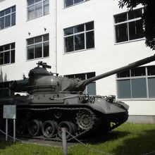 戦車や戦闘機も展示されています