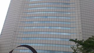 立派な高層ビルの市庁舎