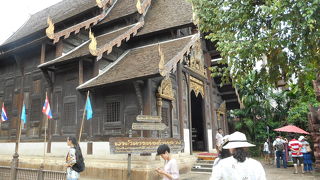 ラーンナー様式の本堂が見ものです