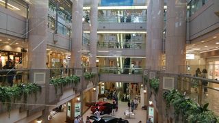 大きな吹き抜けのあるランドマークプラザ