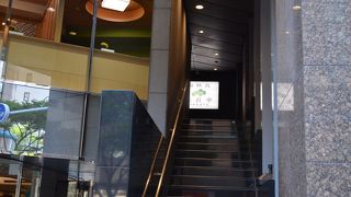 サンルート博多の二階、竹下通りに面して、博多駅筑紫口から歩いて五分ほど