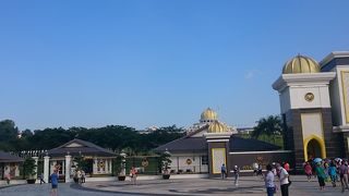 観光名所華やかな王宮