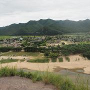 安東河回村が　水に浮かんだ　蓮の花のように一望できる