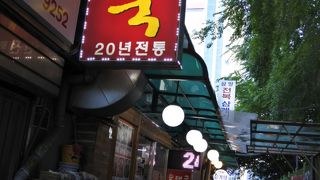 鍾路３街駅近くの鐘閣スンデ通りでスンデクッ