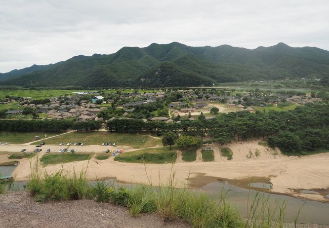 安東河回村が　水に浮かんだ　蓮の花のように一望できる