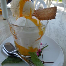 アイスは２つ入っていて甘すぎないパフェがまた最高☆