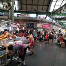 屋台が並ぶ、うまいもん通り