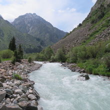 川沿いを散策しました