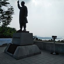 この像の先にある望遠鏡から北朝鮮側が見られます